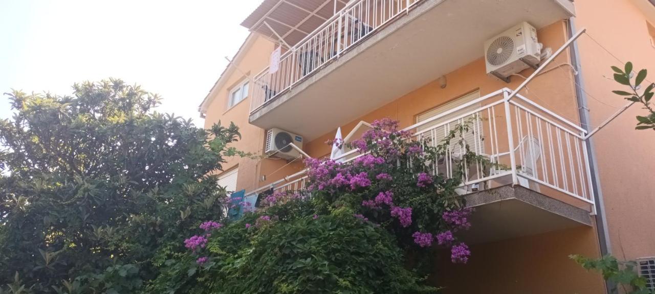 Apartments Bilo Near Primosten Exterior photo