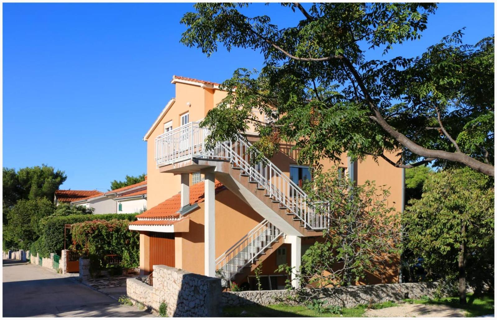 Apartments Bilo Near Primosten Room photo